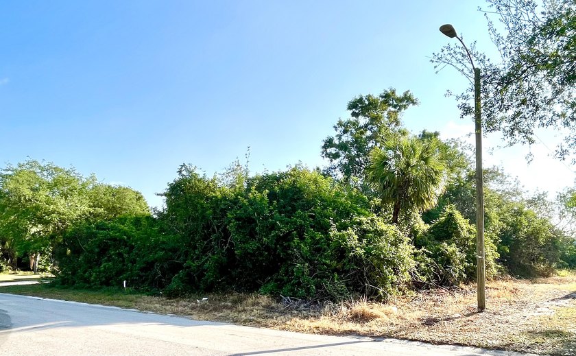 Vacant lot in the Vero Beach Highlands neighborhood, paved road - Beach Lot for sale in Vero Beach, Florida on Beachhouse.com