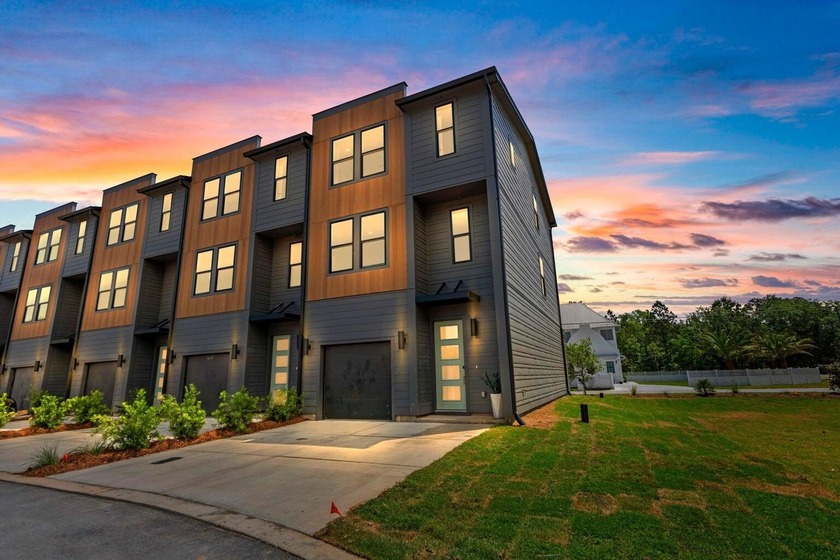 **SELLER TO CONTRIBUTE $2,500 TOWARDS CLOSING COSTS.** Discover - Beach Townhome/Townhouse for sale in Santa Rosa Beach, Florida on Beachhouse.com