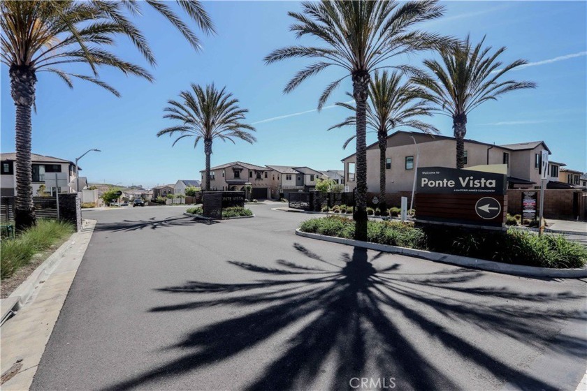 This beautiful Harbor Pointe at Ponte Vista tri-level home - Beach Home for sale in San Pedro, California on Beachhouse.com