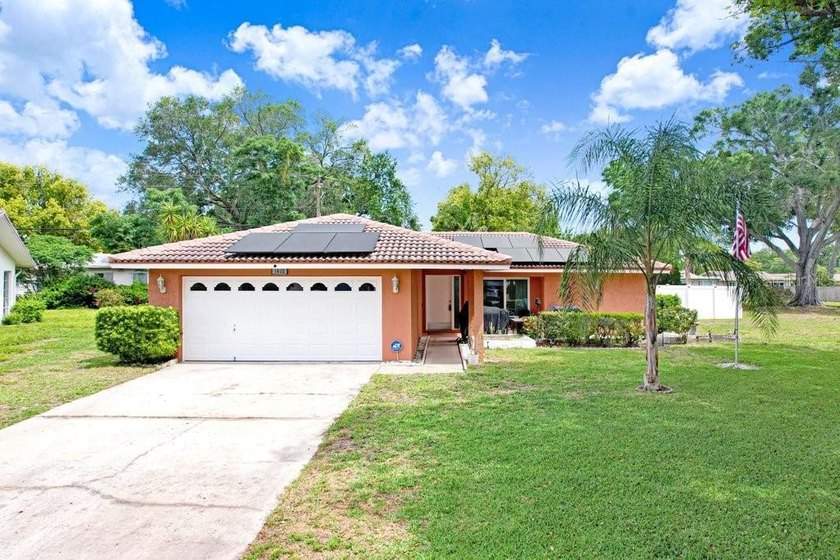 NO HOA, MOVE IN READY & TOTALLY UPDATED. Back on the market due - Beach Home for sale in Palm Harbor, Florida on Beachhouse.com