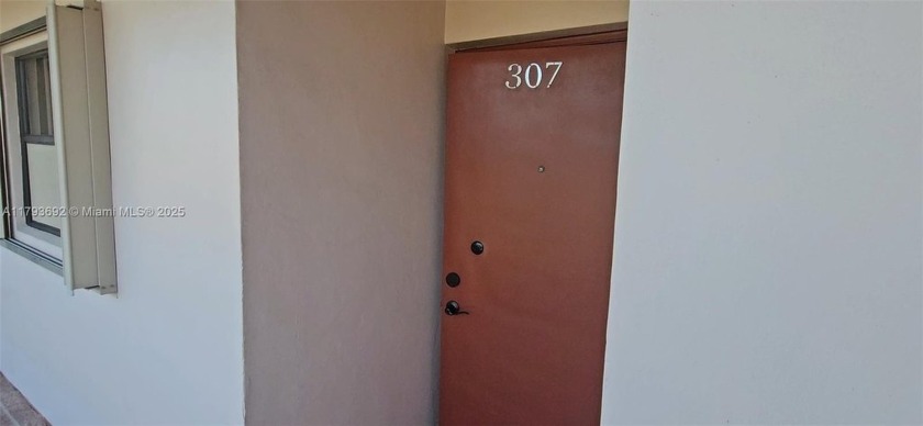 Bright and well-maintained 2BD/2BA unit in desirable Sunrise - Beach Condo for sale in Sunrise, Florida on Beachhouse.com