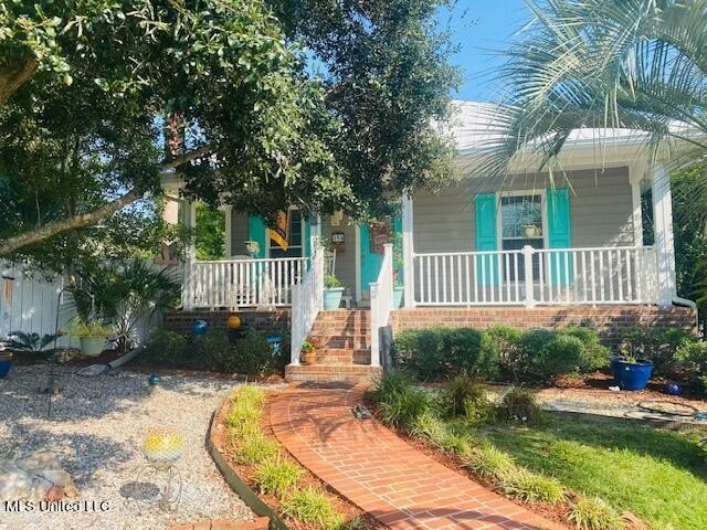 Lovely cul de sac with a beautifully landscaped lot is the - Beach Home for sale in Waveland, Mississippi on Beachhouse.com