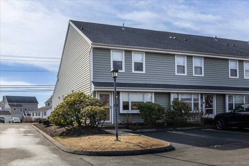 Stunning End-Unit Townhouse in Silver Sands, Milford Welcome to - Beach Condo for sale in Milford, Connecticut on Beachhouse.com