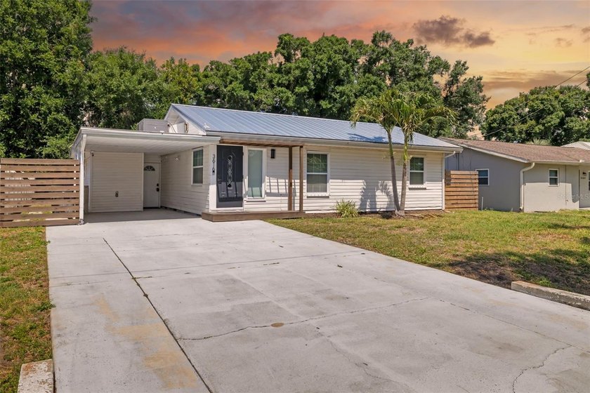 Welcome to this delightful Sarasota gem, tucked away on a quiet - Beach Home for sale in Sarasota, Florida on Beachhouse.com
