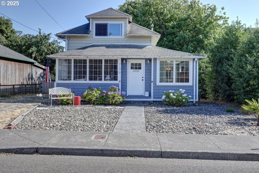 Welcome to this delightful 3-bedroom, 2-bathroom cottage - Beach Home for sale in Seaside, Oregon on Beachhouse.com