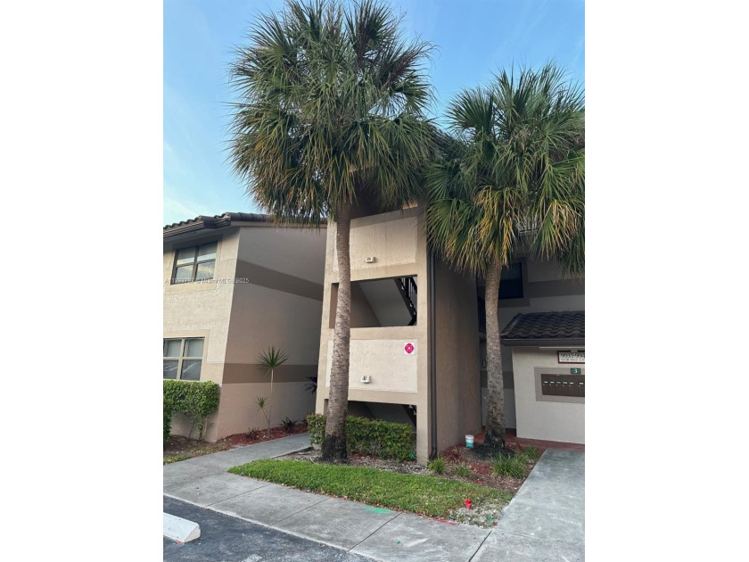 Excellent 2 Bedrooms / 2 BathRooms Unit. Easy Acces to Shopping - Beach Condo for sale in Sunrise, Florida on Beachhouse.com