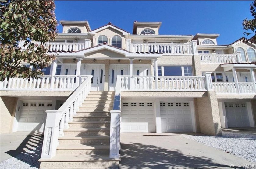 Welcome to Bridgeview on the Water, a gated waterfront community - Beach Home for sale in Bronx, New York on Beachhouse.com