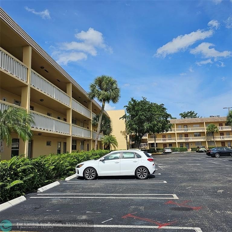 Spacious and bright 1BR /1BA condo, in the peaceful active 55+ - Beach Condo for sale in Fort Lauderdale, Florida on Beachhouse.com