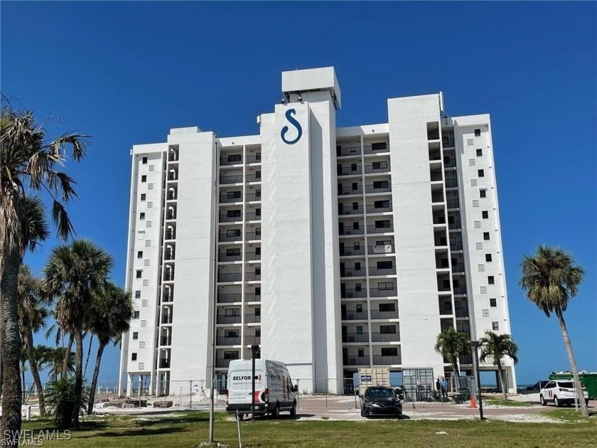 SPACIOUS SOUTHWEST CORNER DIRECTLY ON THE WIDEST SANDY BEACH IN - Beach Condo for sale in Fort Myers Beach, Florida on Beachhouse.com