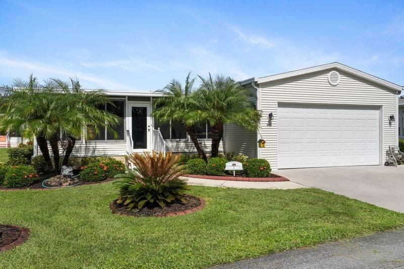 Beautifully updated 2003 3/2 Palm Harbor home in the charming - Beach Home for sale in North Port, Florida on Beachhouse.com