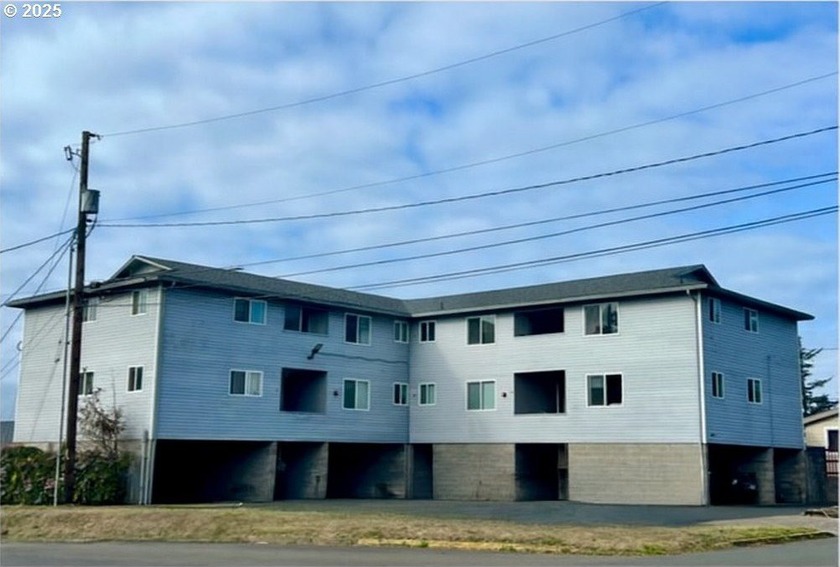 Exceptional Investment Opportunity - 10-Unit Complex in the - Beach Home for sale in Newport, Oregon on Beachhouse.com