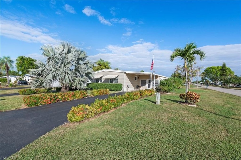 Wow! Super clean, TURNKEY FURNISHED 2bed+den/2bath home with - Beach Home for sale in Naples, Florida on Beachhouse.com