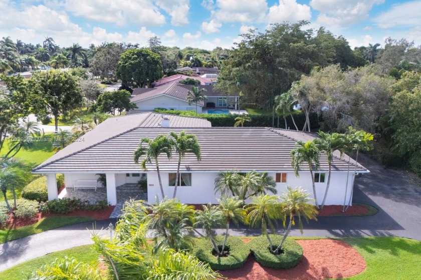 Fantastic modern large family home located on a corner lot on a - Beach Home for sale in Palmetto Bay, Florida on Beachhouse.com