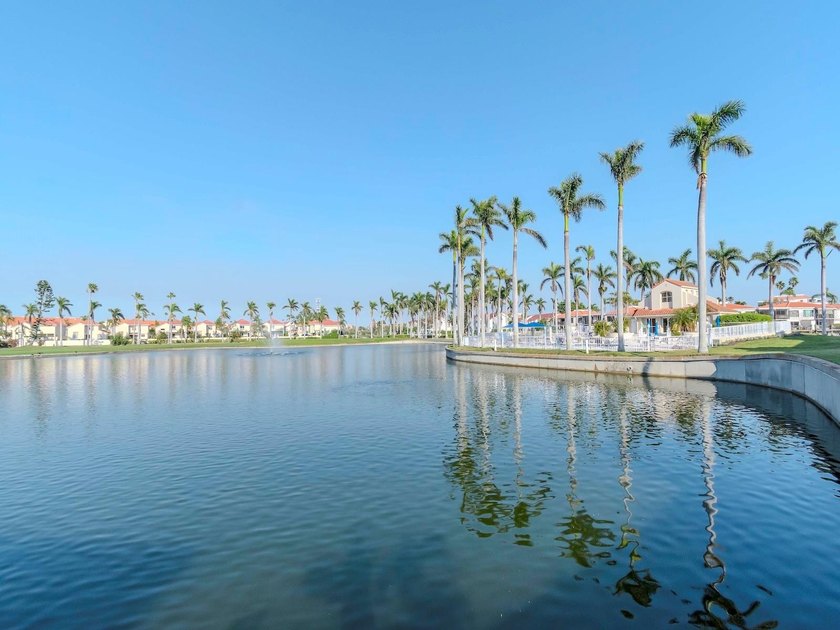 Picture perfect move in ready Isla Del Sol condo has spectacular - Beach Condo for sale in St. Petersburg, Florida on Beachhouse.com