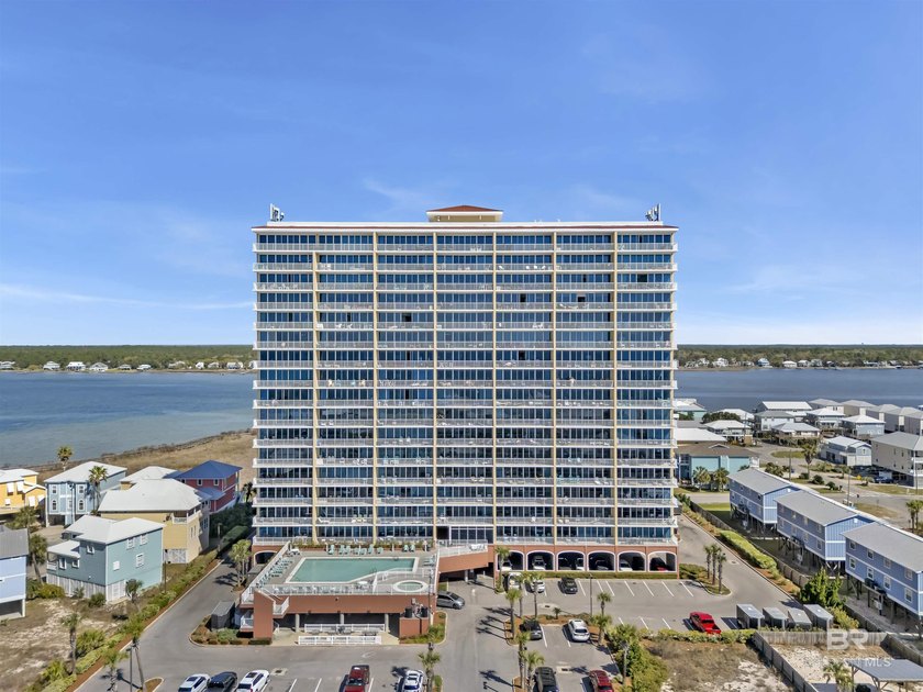 Welcome to this well-maintained 2 bedroom, 2.5 bath condo in - Beach Condo for sale in Gulf Shores, Alabama on Beachhouse.com