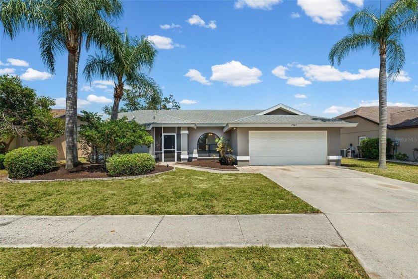 One or more photo(s) has been virtually staged. Nestled in a - Beach Home for sale in Sarasota, Florida on Beachhouse.com