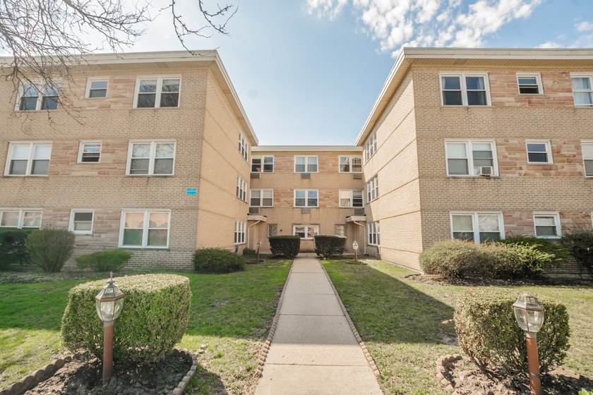 * Move-in ready with plenty of natural light * 2 spacious - Beach Condo for sale in Skokie, Illinois on Beachhouse.com