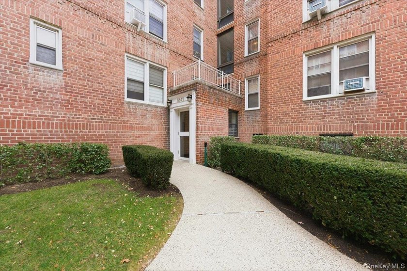 Step into style and comfort in this beautifully renovated studio - Beach Lot for sale in Bronx, New York on Beachhouse.com
