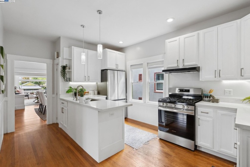 PRICE REDUCED!  Located in Alameda's coveted East End, this - Beach Home for sale in Alameda, California on Beachhouse.com