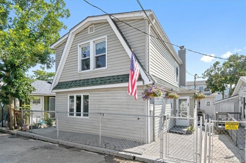 Welcome to this 3 bedroom 2 bath co-op in the private community - Beach Home for sale in Bronx, New York on Beachhouse.com