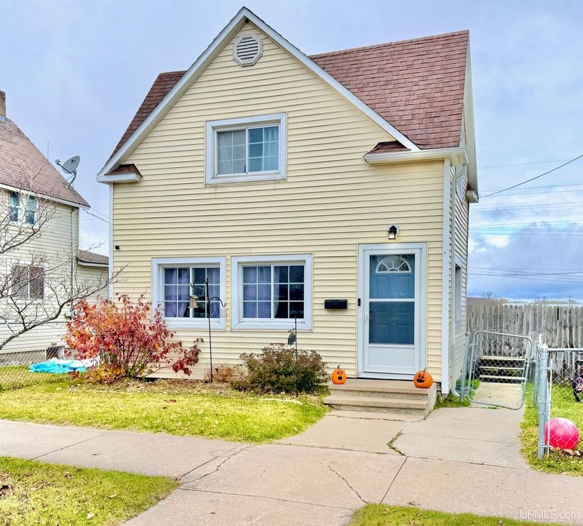 Nicely updated three-bedroom, two-bathroom home in Gladstone! - Beach Home for sale in Gladstone, Michigan on Beachhouse.com