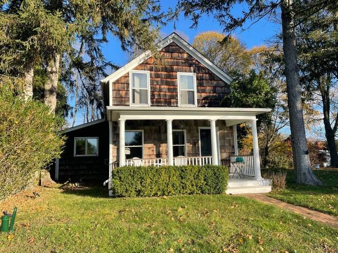 Amazing 1800s house with 3 bedrooms and 2 baths. Perfectly quiet - Beach Home for sale in Shelter Island, New York on Beachhouse.com