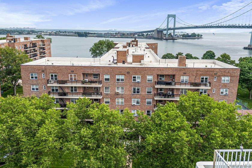 Updated 2 bedroom apartment located in Cryder Point. Freshly - Beach Home for sale in Beechhurst, New York on Beachhouse.com