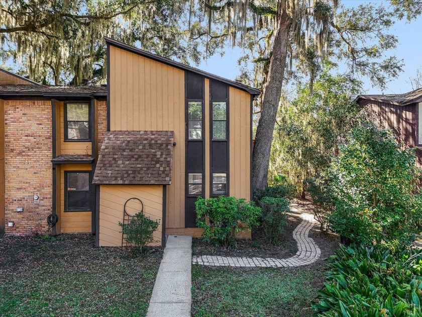 HOME SWEET HOME ON THE LAKE! Come See this Fantastic 2 Bedroom/2 - Beach Townhome/Townhouse for sale in Tallahassee, Florida on Beachhouse.com