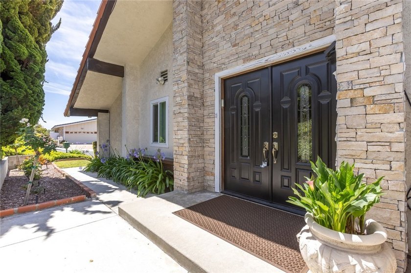 Perched in the highly sought-after Los Verdes neighborhood of - Beach Home for sale in Rancho Palos Verdes, California on Beachhouse.com