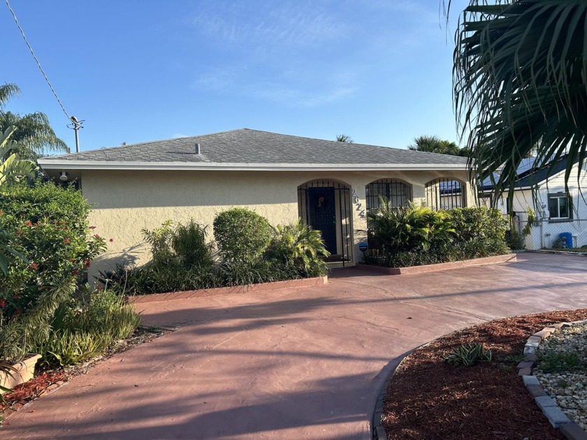 WELL MAINTAINED SPACIOUS HOME IN VERY GOOD CONDITION IN A VERY - Beach Home for sale in West Palm Beach, Florida on Beachhouse.com