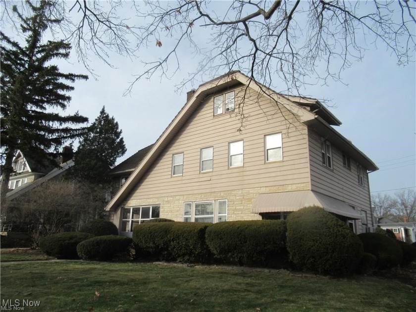 Recently Rehabbed Extremely RARE and LARGE duplex on the upper - Beach Townhome/Townhouse for sale in Lakewood, Ohio on Beachhouse.com