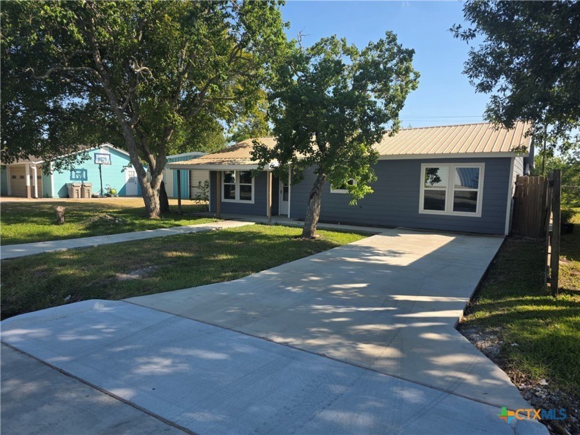 This charming 2-bedroom, 2-bathroom home offers comfort, style - Beach Home for sale in Seadrift, Texas on Beachhouse.com