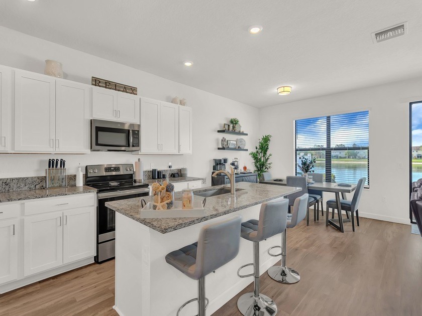 This beautifully maintained townhouse offers 3 bedrooms and 2.5 - Beach Townhome/Townhouse for sale in Vero Beach, Florida on Beachhouse.com