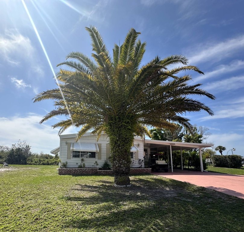 Welcome to your dream home in Paradise! Only about 3 miles to - Beach Home for sale in Nokomis, Florida on Beachhouse.com