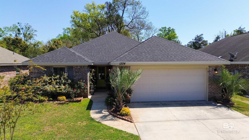 Welcome to this well-maintained 3-bedroom, 2-bathroom home - Beach Home for sale in Foley, Alabama on Beachhouse.com