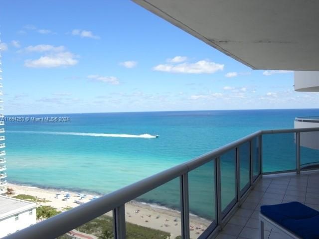 Bright 2/2 unit, in a full-service luxury boutique bldg. Floor - Beach Condo for sale in Miami Beach, Florida on Beachhouse.com