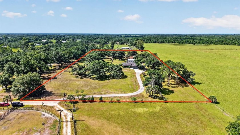 Welcome to 6147 Hupa Road, a beautifully updated 5-acre pool - Beach Home for sale in Sarasota, Florida on Beachhouse.com