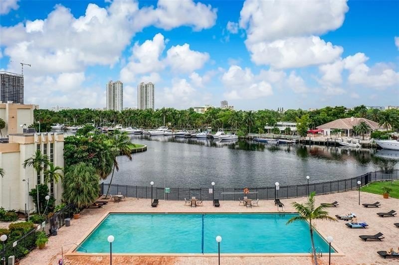 SPACIOUS 1BED/1BATH + DEN IN DESOTO PARK, THREE ISLANDS! DEN CAN - Beach Condo for sale in Hallandale Beach, Florida on Beachhouse.com