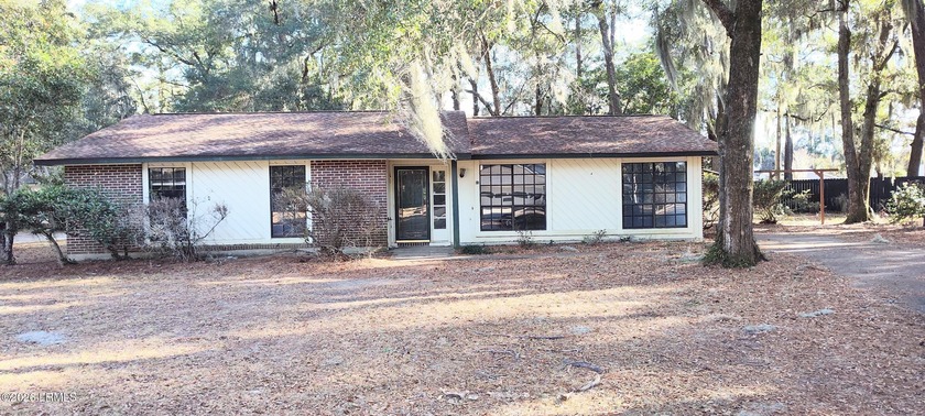 Fixer Upper Special. Great Ranch home in Port Royal . Quiet Cul - Beach Home for sale in Port Royal, South Carolina on Beachhouse.com