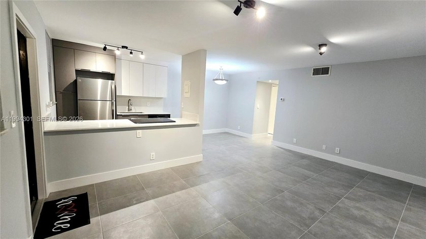 Beautiful remodeled 1 Bed 1 1/2 Bath apartment located blocks - Beach Condo for sale in Hollywood, Florida on Beachhouse.com