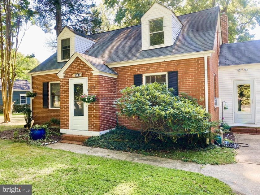 Lovely well-maintained Brick Cape Cod with Detached Garage on a - Beach Home for sale in Edgewater, Maryland on Beachhouse.com