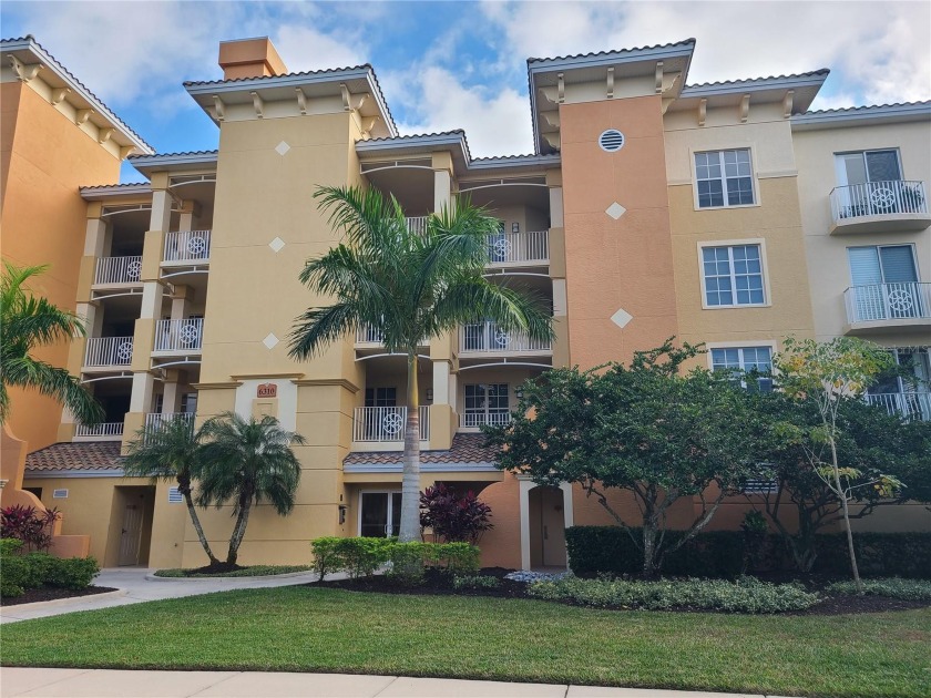 END UNIT. FIRST BUILDING! GATED. WATER VIEWS GALORE. 3 BEDROOM 3 - Beach Condo for sale in Lakewood Ranch, Florida on Beachhouse.com