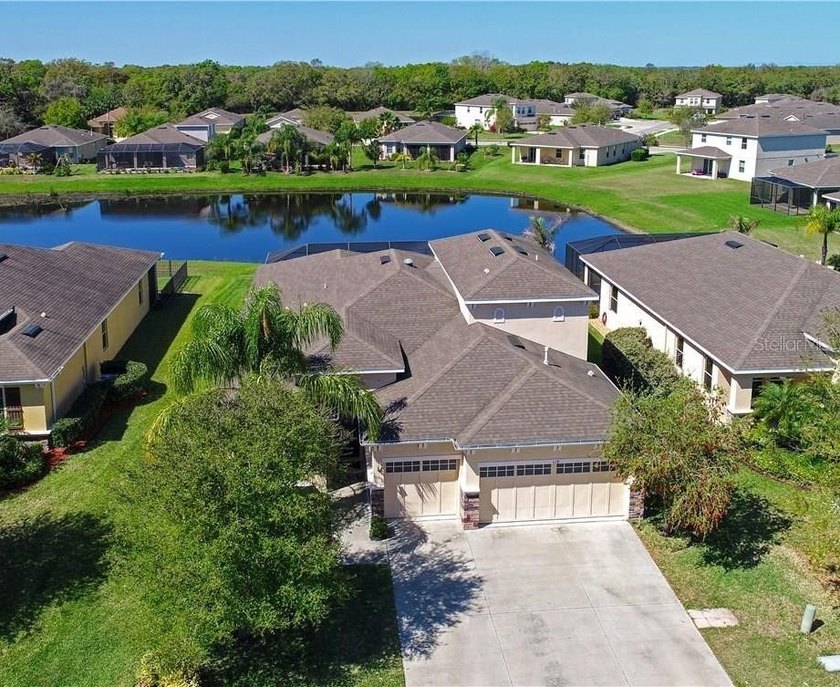 Beautifully updated lakefront pool home in sought-after Greyhawk - Beach Home for sale in Bradenton, Florida on Beachhouse.com