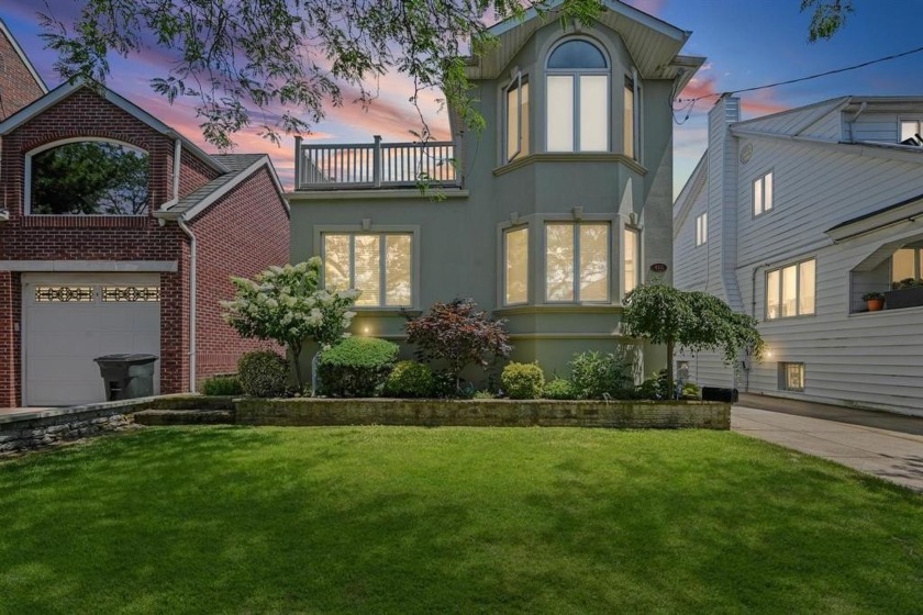 Welcome to your new home nestled in the serene neighborhood of - Beach Home for sale in Queens, New York on Beachhouse.com