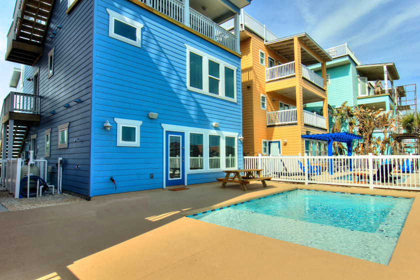 Private Pool! 2 minutes to the beach! Roof top decks with - Beach Vacation Rentals in Port Aransas, Texas on Beachhouse.com