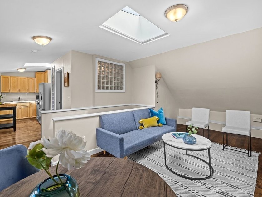 Great JP location! Top floor unit, enveloped by sunlight in - Beach Condo for sale in Boston, Massachusetts on Beachhouse.com