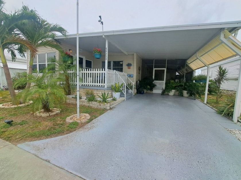 Priced to Sell! New Luxury Vinyl Plank Flooring Throughout Most - Beach Home for sale in Pinellas Park, Florida on Beachhouse.com