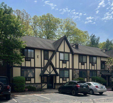 This spacious single floor 2 bedroom 1 bath unit has a large - Beach Condo for sale in Norwalk, Connecticut on Beachhouse.com