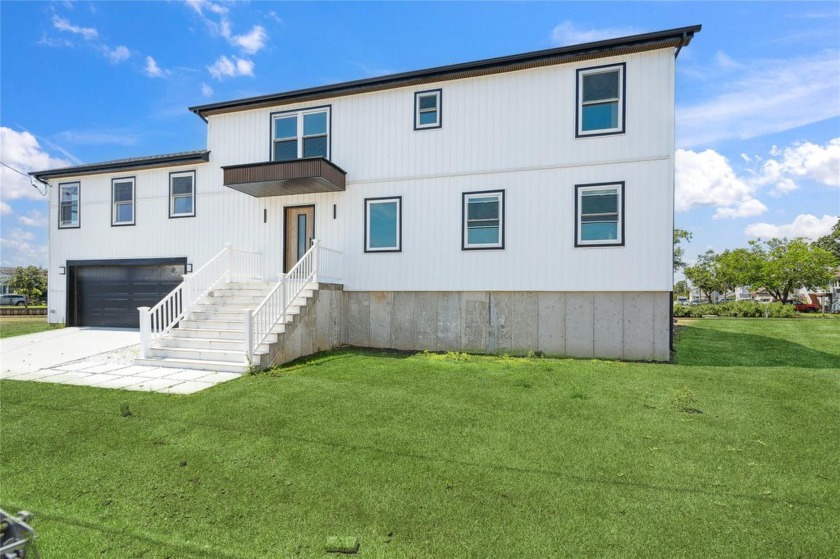 Stunning Waterfront Corner Unit in South Lindenhurst! - Beach Home for sale in Lindenhurst, New York on Beachhouse.com