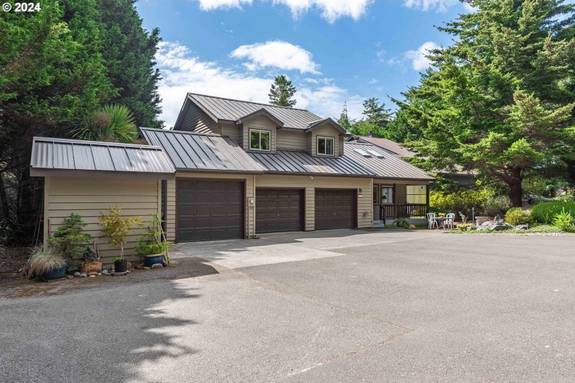 Welcome to your lakefront retreat on Bradley Lake! This - Beach Home for sale in Bandon, Oregon on Beachhouse.com